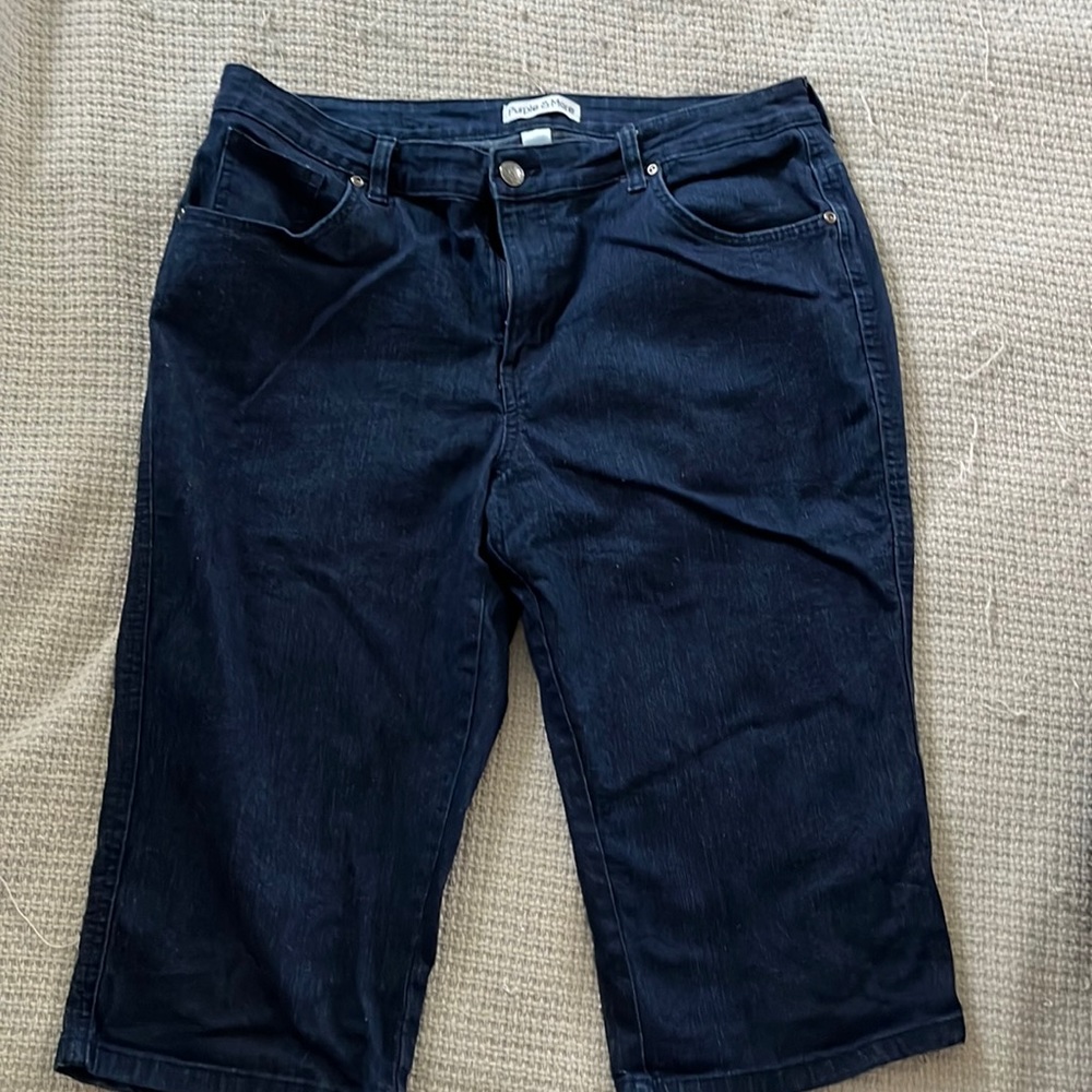 Like new dark wash capris